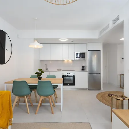 Urban Comfort - Pool & Parking Apartment Malaga
