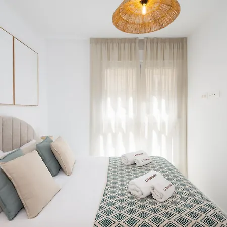 Urban Comfort - Pool & Parking Apartment Malaga